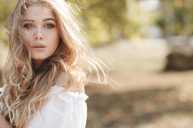 retrato de una mujer linda al aire libre