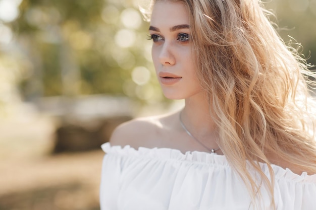 retrato de una mujer linda al aire libre