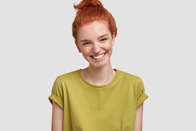 Retrato de mujer linda de jengibre en camiseta verde