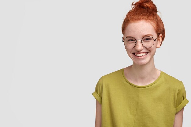 Retrato de mujer linda de jengibre en camiseta verde