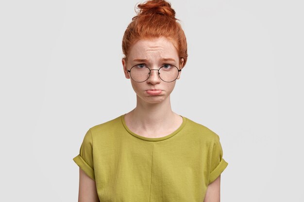 Retrato de mujer linda de jengibre en camiseta verde