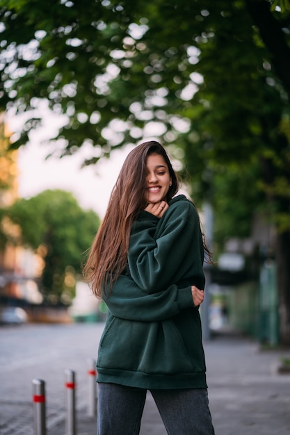 Retrato de mujer linda con el pelo largo