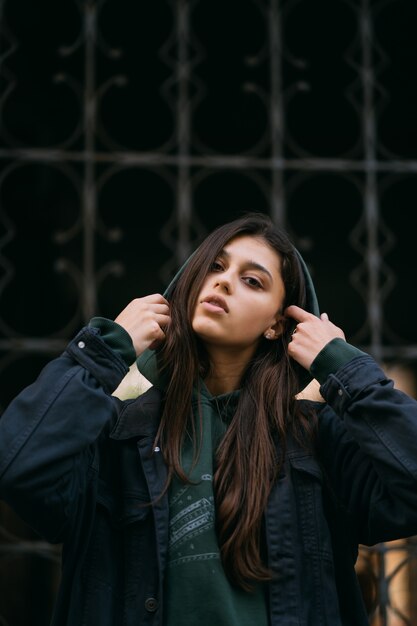 Retrato de mujer linda con el pelo largo