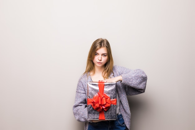 Retrato de una mujer linda sonriente abriendo caja de regalo