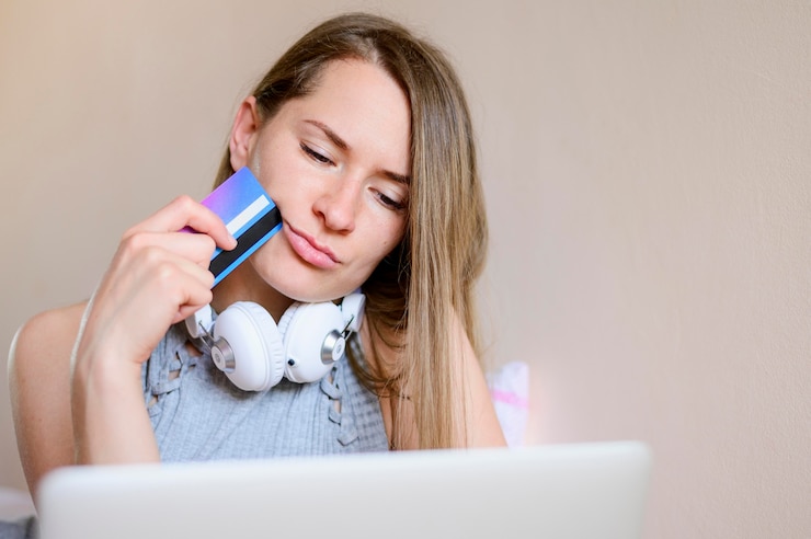 Foto gratuito retrato de mujer lista para ordenar en línea