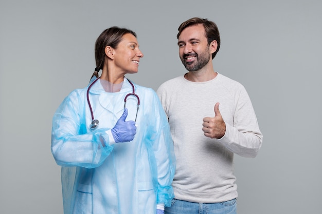 retrato, de, mujer, llevando, bata médica, y, paciente varón