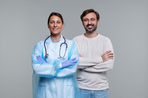 retrato, de, mujer, llevando, bata médica, y, paciente varón