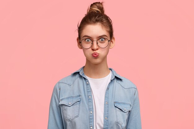 Retrato, de, mujer, llevando, camisa vaquera