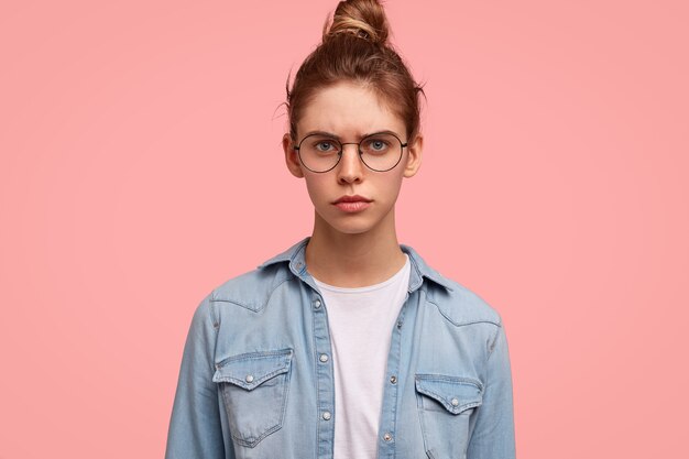 Retrato, de, mujer, llevando, camisa vaquera