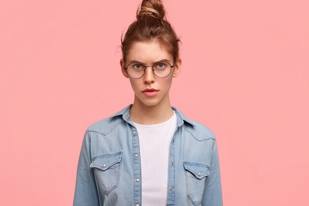 Retrato, de, mujer, llevando, camisa vaquera