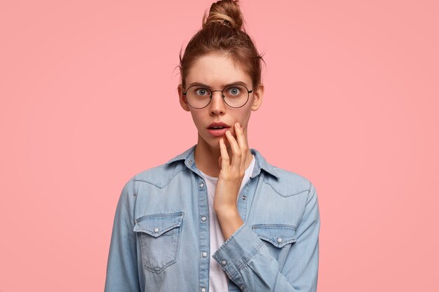 Retrato, de, mujer, llevando, camisa vaquera