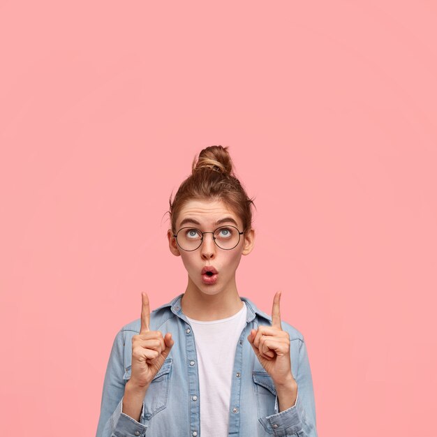 Retrato, de, mujer, llevando, camisa vaquera