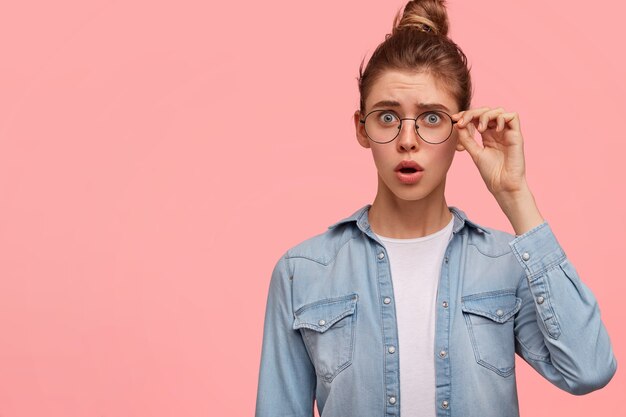 Retrato, de, mujer, llevando, camisa vaquera