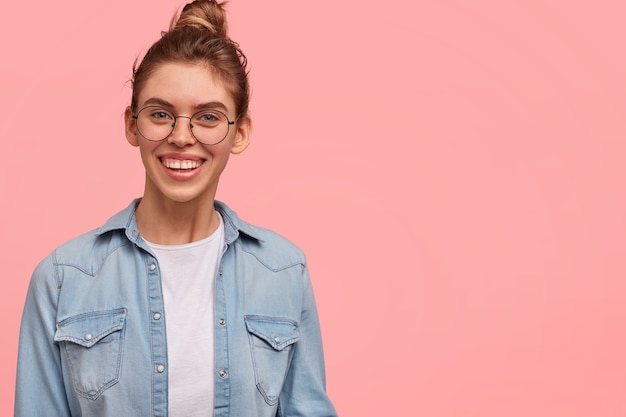 Retrato, de, mujer, llevando, camisa vaquera