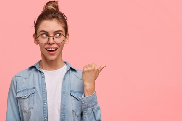 Retrato, de, mujer, llevando, camisa vaquera