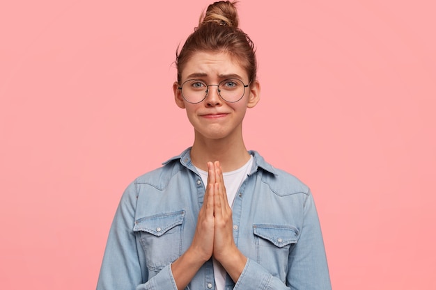 Retrato, de, mujer, llevando, camisa vaquera