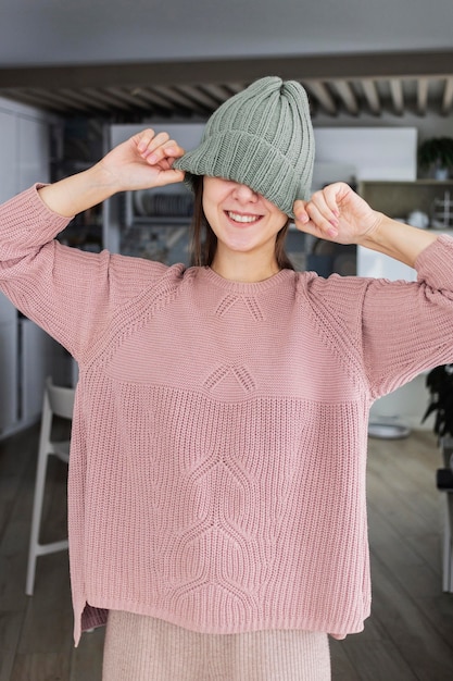 Foto gratuita retrato, mujer, llevando, gorro tejido