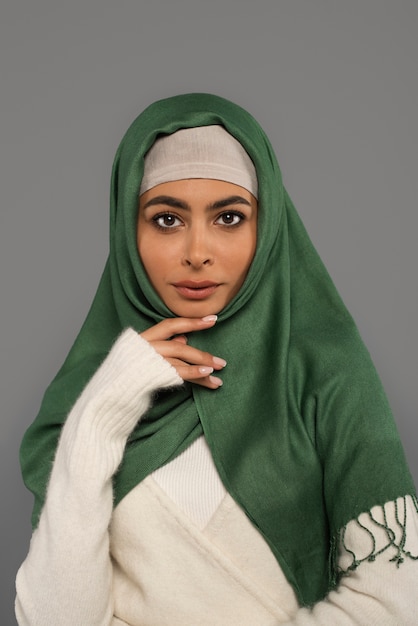 Foto gratuita retrato, de, mujer, llevando, hijab, aislado