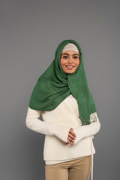 Retrato, de, mujer, llevando, hijab, aislado