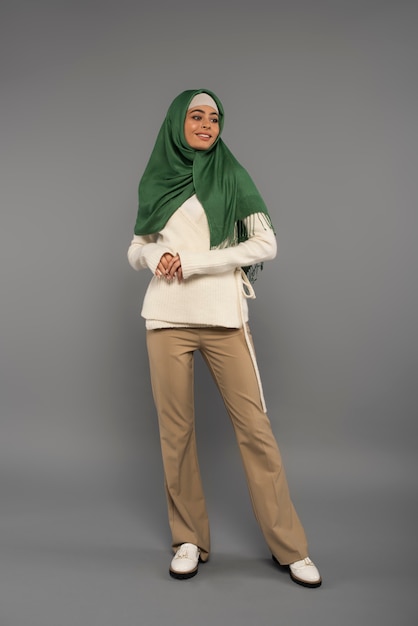 Foto gratuita retrato, de, mujer, llevando, hijab, aislado