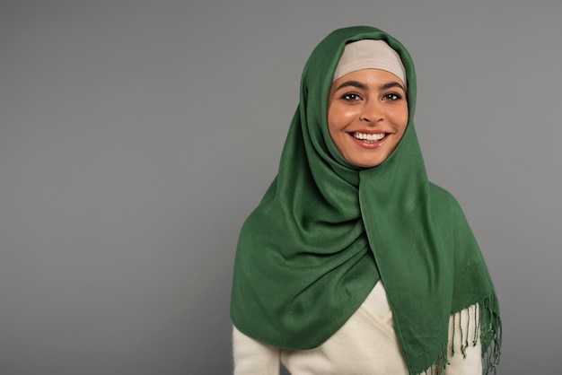 Foto gratuita retrato, de, mujer, llevando, hijab, aislado