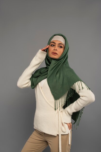 Retrato, de, mujer, llevando, hijab, aislado