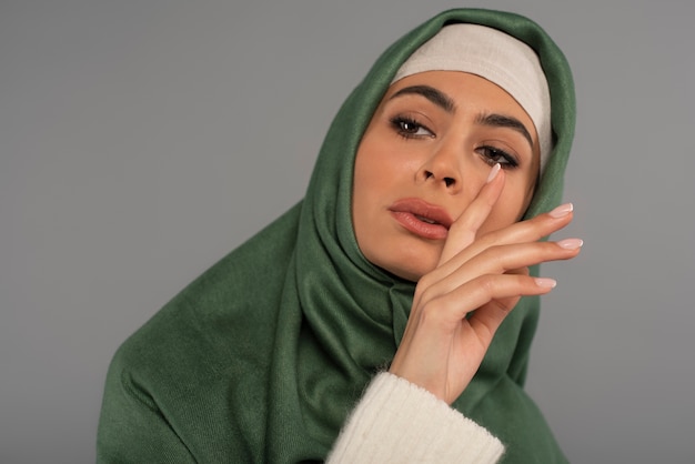 Foto gratuita retrato, de, mujer, llevando, hijab, aislado