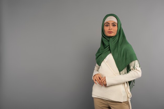 Retrato, de, mujer, llevando, hijab, aislado