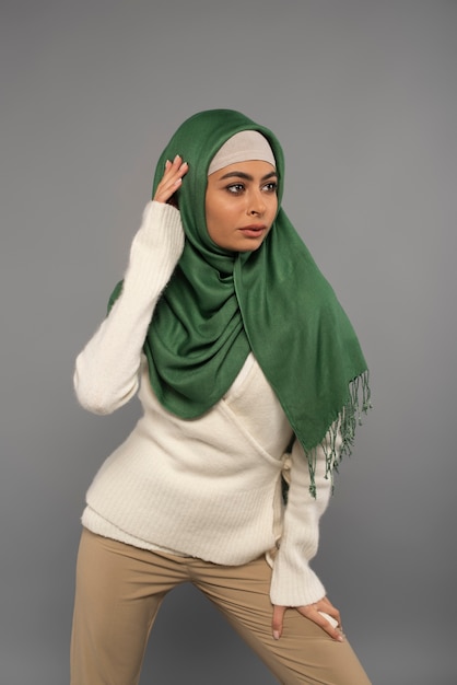 Foto gratuita retrato, de, mujer, llevando, hijab, aislado