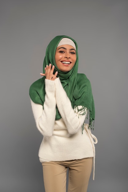 Retrato, de, mujer, llevando, hijab, aislado