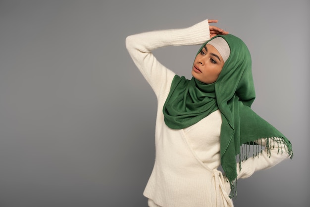 Retrato, de, mujer, llevando, hijab, aislado