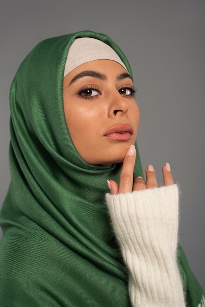 Retrato, de, mujer, llevando, hijab, aislado