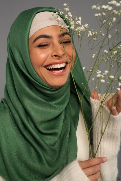 Foto gratuita retrato, de, mujer, llevando, hijab, aislado