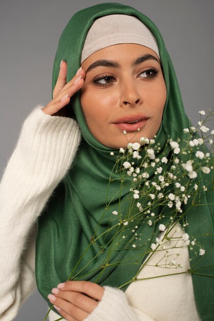 Retrato, de, mujer, llevando, hijab, aislado