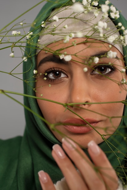 Foto gratuita retrato, de, mujer, llevando, hijab, aislado