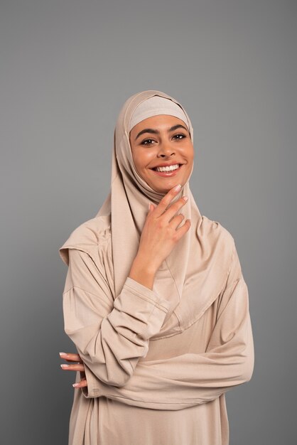 Retrato, de, mujer, llevando, hijab, aislado