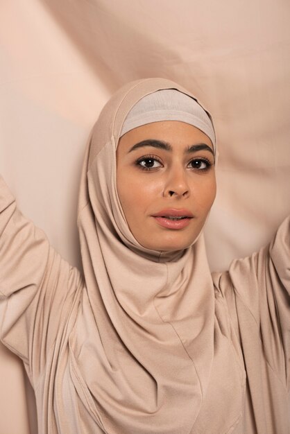 Retrato, de, mujer, llevando, hijab, aislado