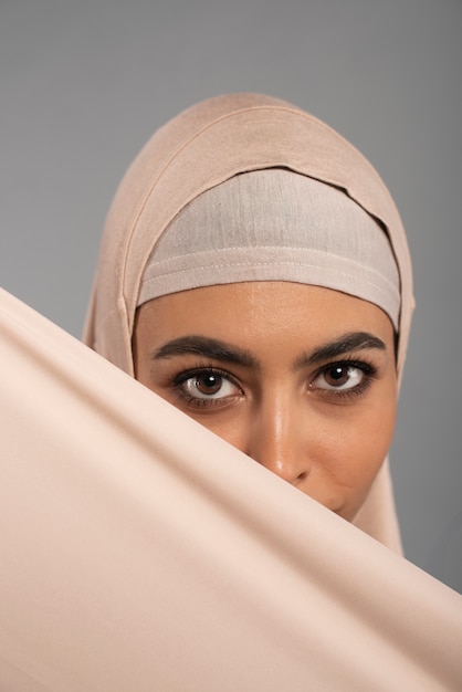 Foto gratuita retrato, de, mujer, llevando, hijab, aislado