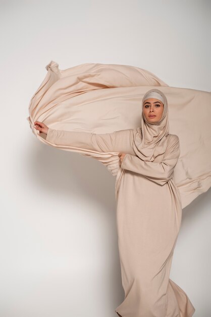 Retrato, de, mujer, llevando, hijab, aislado