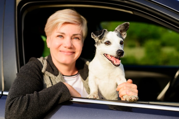 Foto gratuita retrato de mujer llevando a su perro a pasear