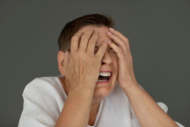 Foto gratuita retrato de mujer llorando de cerca