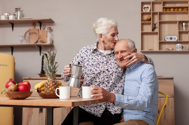 Foto gratuita retrato, de, mujer madura, besar, hombre