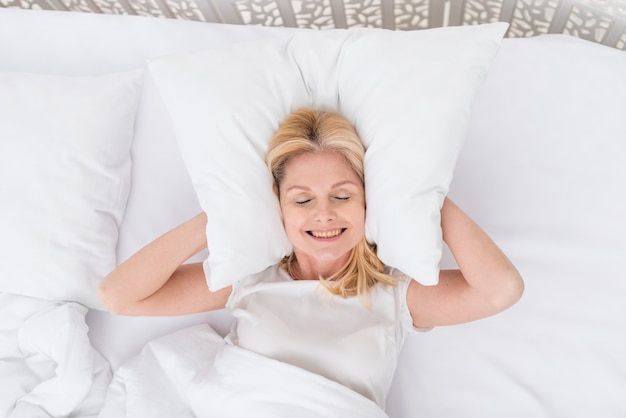 Retrato de mujer madura feliz sonriendo