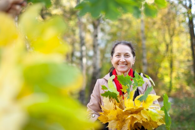 Retrato de mujer madura feliz