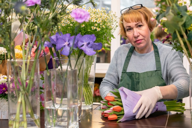 Foto gratuita retrato de mujer madura con flores