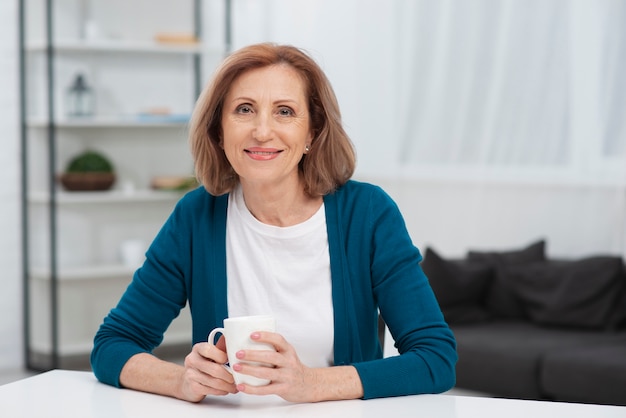 Retrato de mujer madura sonriendo