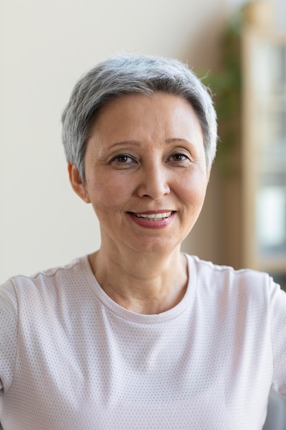 Foto gratuita retrato, de, mujer madura, sonriente