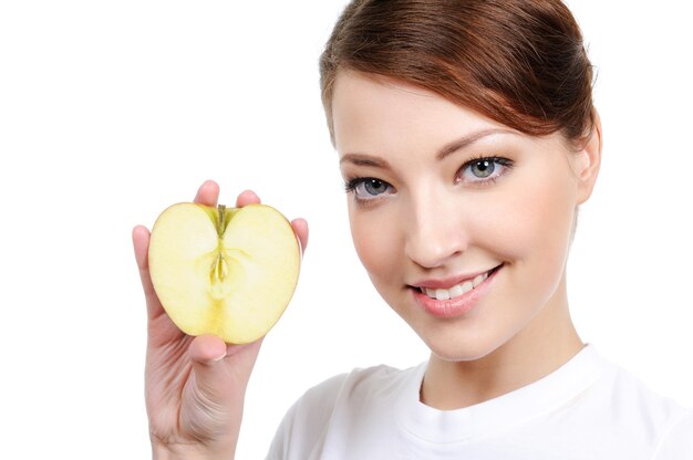 Retrato de mujer con manzana aislado en blanco