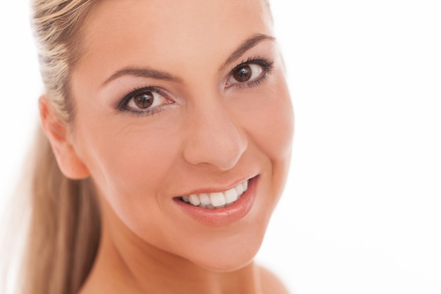 Retrato de mujer con maquillaje durante el día