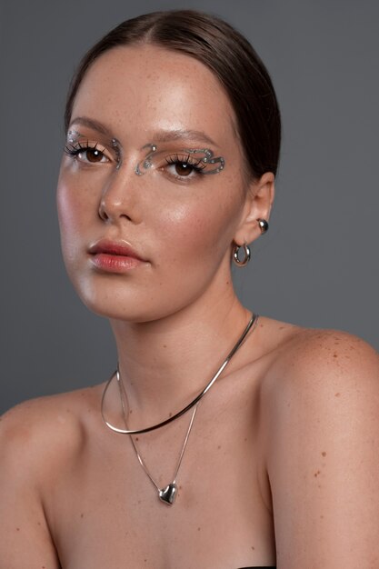 Retrato de una mujer con maquillaje de joyas